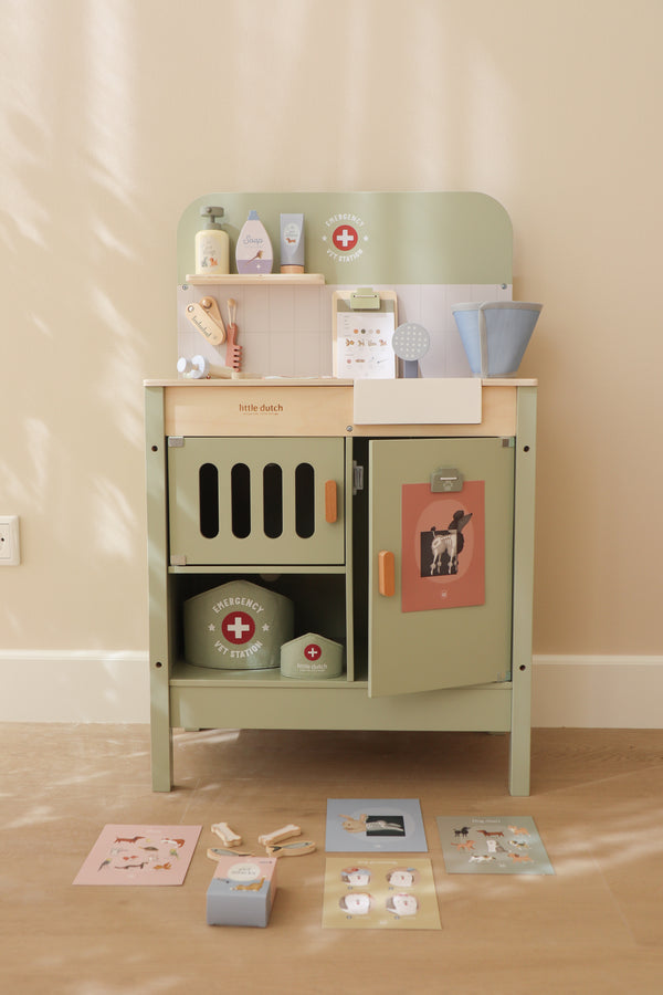 Little Dutch - Wooden Veterinary Practice