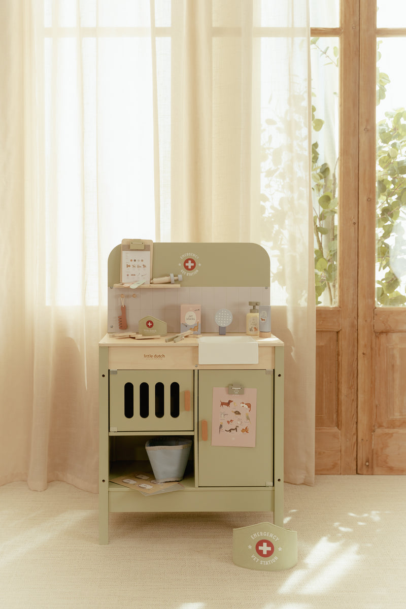 Little Dutch - Wooden Veterinary Practice